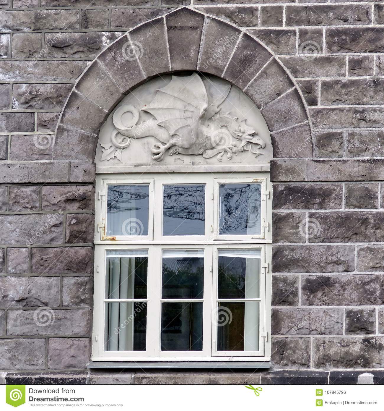 iceland_parliament_window_dragon