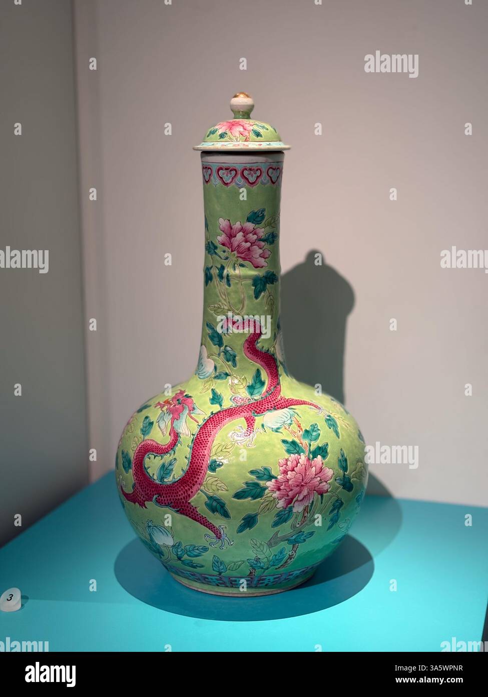 Qing dynasty Nyonya ware with dragon motif